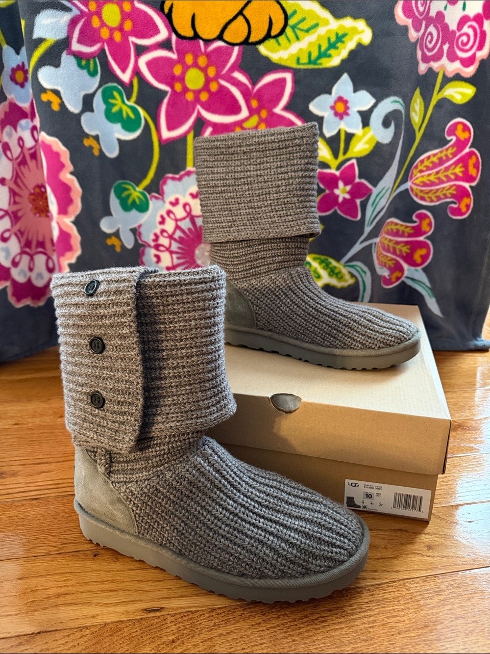 UGG Womens Classic Cardy Winter Boots / Shoes - Womens Size 10
Grey Color